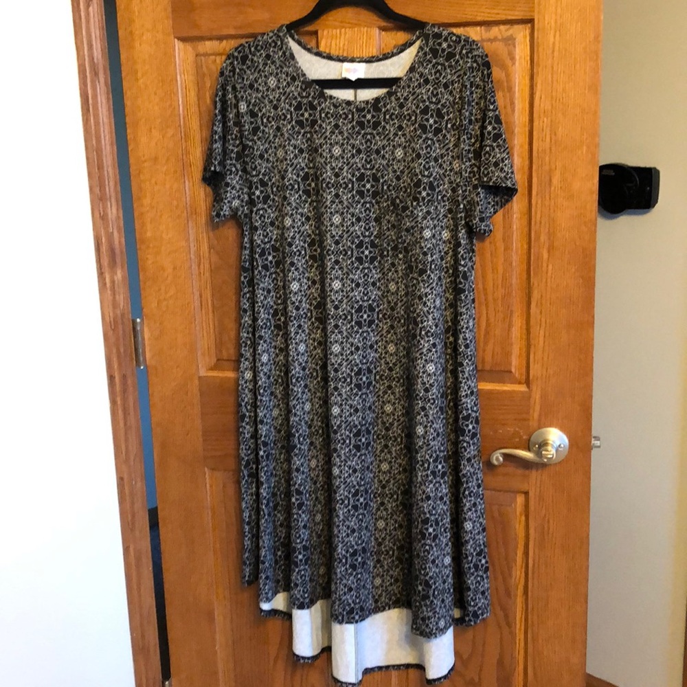 Lularoe Black & White Geometric Print Carly NWOT